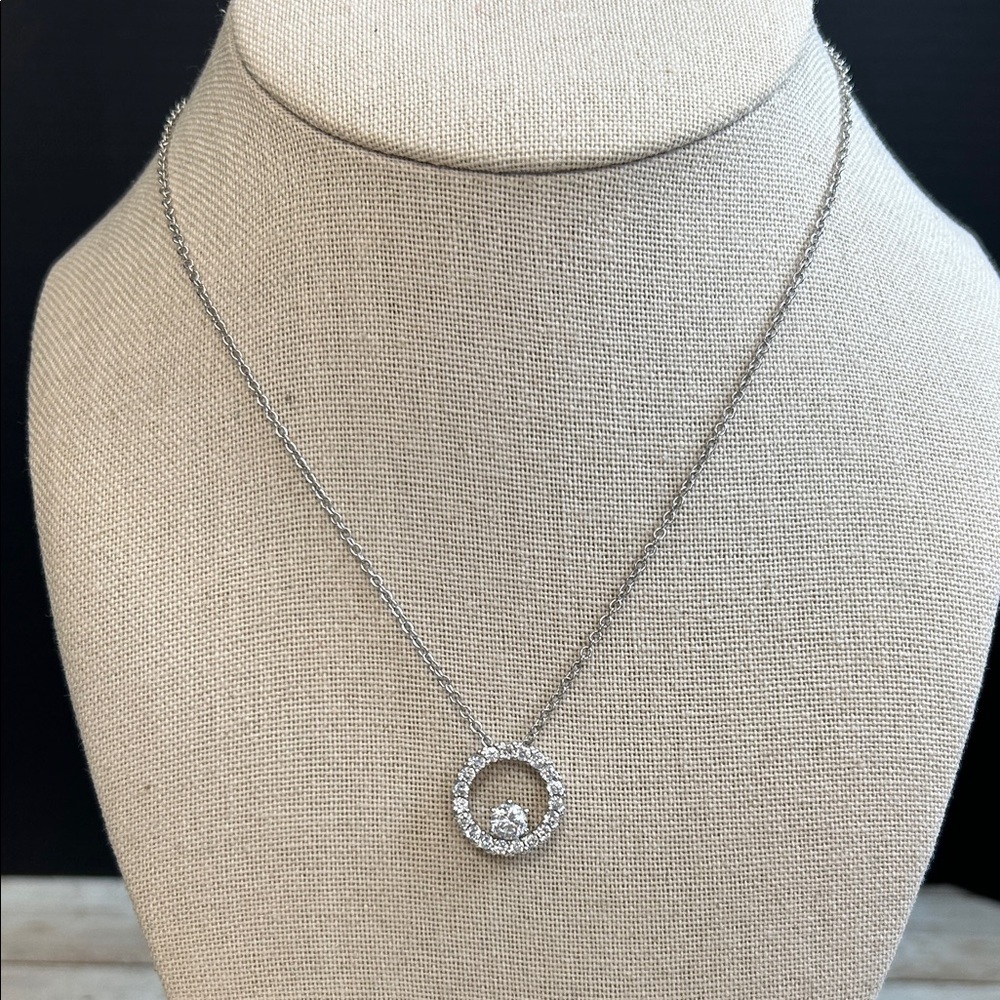 Elegant Silver Pendant Necklace